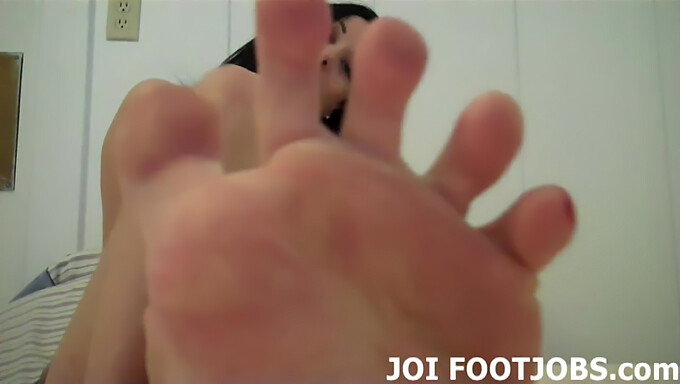 Experimenta El Footjob Definitivo Con Kara Price Y Enero Seraph