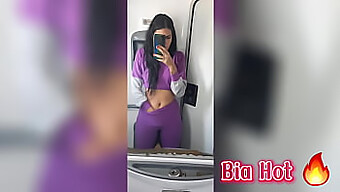 Bia,一个兴奋的业余爱好者,在公共汽车洗手间里自慰