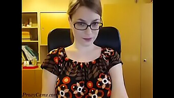 Camgirl Tocilar Se Dezbracă Și Se Tachinează Pe Webcam