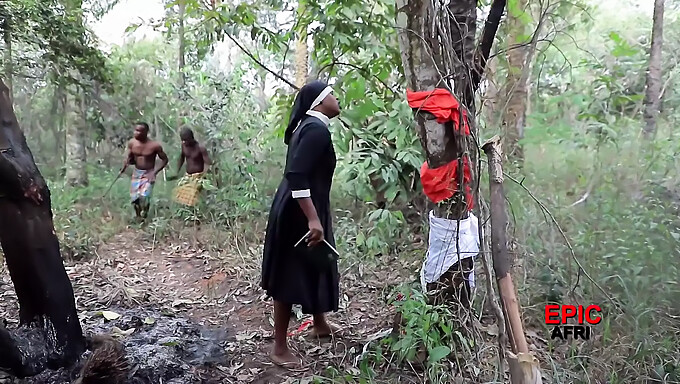 Trojka S Černými Muži A Bílými Ženami V Tvrdém Šukání