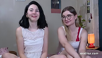 Surorile De La Facultate Explorează Sexul Lesbian Cu Strap-On-Uri