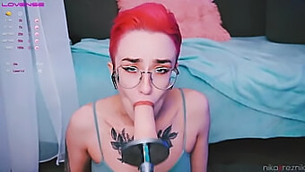 Joven Tomboy Disfruta Del Placer Oral Con Una Máquina Sexual Futurista