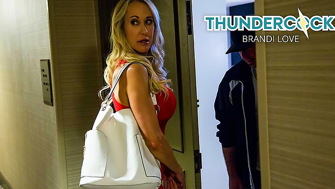 Sarışın Bomba Brandi Love, Bir Sakso Çekiyor Ve Spermleri Yutuyor