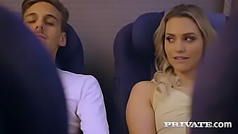 Srčkana Dolgolasa Lepotica Mia Malkova Dobi Svoj Prvi Oralni Seks Na Letalu