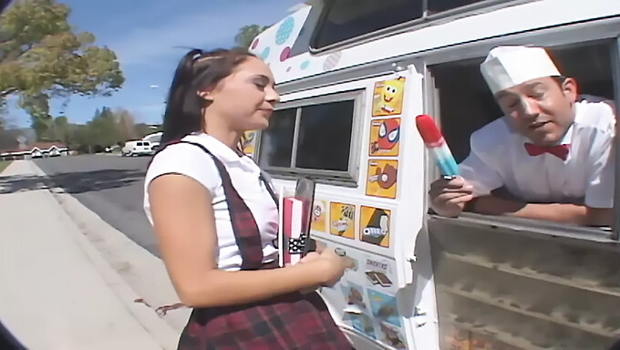 Adolescente De Tetas Pequeñas Recibe Una Gran Polla En Una Tienda De Helados